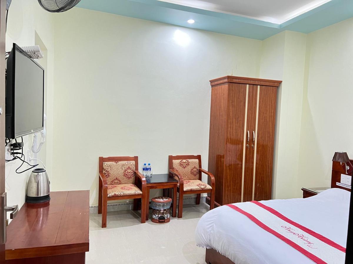 Huy Hoang Hotel Донг Ван Екстериор снимка